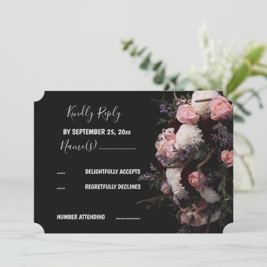 Invitation RSVP vintage foncé (Debout devant)