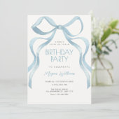 Invitation Ruban à noeud papillon bleu anniversaire (Debout devant)
