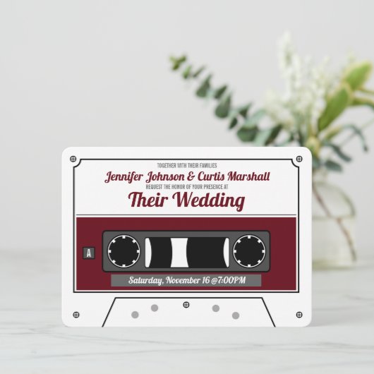 Invitation Ruban de cassette rétro rouge vin mariage (Debout devant)