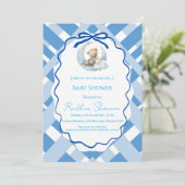 Invitation Ruban d'ours de douche bébé garçon carreaux bleus (Debout devant)