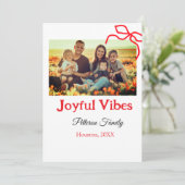 Invitation Ruban rouge vibes joyeuses ajouter nom de famille (Debout devant)
