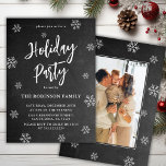 Invitation Russe Chalkboard Snowflake Photo Fête de Fête<br><div class="desc">Rustic Chalkboard Snowflakes Script Photo Holiday Party Invitations est parfait pour un événement de Noël rustique. Dispose d'un texte "Fête" dans un joli script de brosse à lettres à la main sur arrière - plan de tableau noir. Une photo de famille à l'arrière. Facile à personnaliser avec votre nom et...</div>