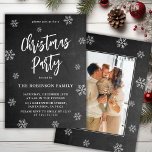 Invitation Russe Chalkboard Snowflake Photo Fête de Noël<br><div class="desc">Rustic Chalkboard Snowflakes Script Photo Christmas Party Invitations est parfait pour un événement de Noël rustique. Dispose d'un texte "fête de Noël" dans un joli script de brosse à lettres à la main dans sur arrière - plan de tableau noir. Facile à personnaliser avec votre nom et les détails de...</div>