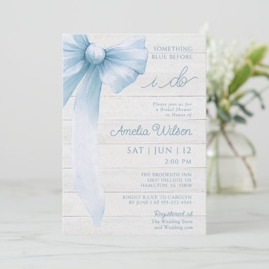 Invitation Rustic Bow Something Blue Bridal Shower (Debout devant)