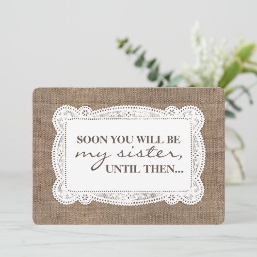 Invitation Rustic Burlap Bridesmaid / La servante d'honneur (Debout devant)