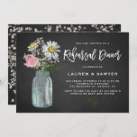 Invitation Rustic Chalkboard Daisy Mason Jar Dîner de répétit<br><div class="desc">Dîner d'invitation à la répétition thématique de la jarre de Mason. Famille d'Invitations et amis avec cette invitation à dîner de répétition florale rustique. Il est composé de marguerites blanches, rose rose rose et respiration pour bébé dans un bocal de maçon avec un arrière - plan de tableau noir imitation....</div>