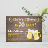Invitation Rustic Cheers and Beers 70e anniversaire Invitatio (Debout devant)