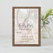 Invitation Rustic country barn wood photo wedding RSVP (Debout devant)