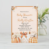 Invitation Rustic Fall Citrouille Neutral Farmhouse Baby show (Debout devant)