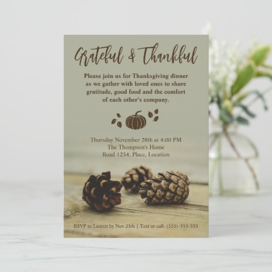 Invitation Rustic Fall Pinecones On Wood Pumpkin Thanksgiving (Debout devant)