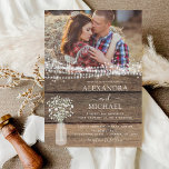 Invitation Rustic Farmhouse Baby's Breath Jar Mariage<br><div class="desc">Rustic Farmhouse String Lights et Jar of Baby's Breath Wedding Invitations on Wood arrière - plan - comprend une belle et élégante typographie de script avec la ferme Country Farm House Sparkle moderne pour la célébration spéciale de mariage.</div>