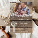 Invitation Rustic Farmhouse Baby's Breath Jar Mariage<br><div class="desc">Rustic Farmhouse String Lights et Jar of Baby's Breath Wedding Invitations on Wood arrière - plan - comprend une belle et élégante typographie de script avec la ferme Country Farm House Sparkle moderne pour la célébration spéciale de mariage.</div>