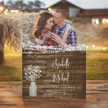 Invitation Rustic Farmhouse Baby's Breath Jar Mariage<br><div class="desc">Rustic Farmhouse String Lights et Jar of Baby's Breath Wedding Invitations on Wood arrière - plan - comprend une belle et élégante typographie de script avec la ferme Country Farm House Sparkle moderne pour la célébration spéciale de mariage.</div>