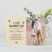 Invitation Rustic Honey Bee Je fais du BBQ Photo Engagement (Debout devant)