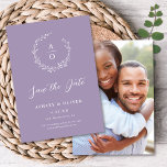 Invitation Rustic Lavender Fleur sauvage   Photo Enregistrer<br><div class="desc">Ce mariage élégant sauvez la date dispose d'un bel arrière - plan couleur lavande, de couronne fleur sauvage dessinée à la main, vos initiales, et d'élégante typographie. Au dos se trouve votre photo au format vertical. La photo sur le dos est amovible si nécessaire. C'est un design parfait pour un...</div>