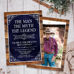 Invitation Rustic Man Myth Legend Photo 90th Birthday<br><div class="desc">C'Est L'Homme Le Mythe La LÉGENDE ! Sa vie a été une aventure extraordinaire et il est temps de célébrer son héritage et lui. Ce papier bleu marine texturé à base de bois rustique avec un type blanc et des angles rayés blancs 90e invitation anniversaire est parfait pour inviter des...</div>