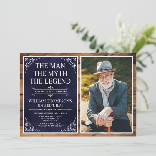 Invitation Rustic Man Myth Légende Bleu 85ème anniversaire Ph (Debout devant)