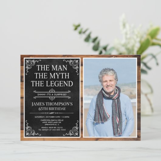Invitation Rustic Man Myth Légende Surprise 65e anniversaire (Debout devant)