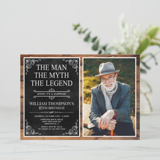Invitation Rustic Man Myth Légende Surprise 85e anniversaire (Debout devant)