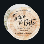 Invitation Rustic Mariage Wood Enregistrer la photo de la dat<br><div class="desc">Capturez l'essence de votre mariage rustique avec notre Mariage rustique Bois Économisez la date Carte ronde photo! Ces cartes rondes uniques imprimées avec un design arrière - plan en bois, ajoutant une touche d'inspiration nature et de charme à votre journée spéciale. Personnalisez-les avec votre photo préférée et enregistrez les détails...</div>