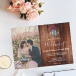 Invitation Rustic Mason jarre grange bois monogramme photo Ma<br><div class="desc">Élégant faire-part de mariage de bocal en maçon monogrammé avec votre propre photo. Pour un mariage de printemps, d'été, d'automne ou d'hiver. Bocal Mason sur arrière - plan en bois de grange foncé. Vous pouvez facilement ajouter votre propre photo pour la rendre très personnelle et unique, et ajouter votre propre...</div>