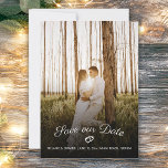 Invitation Rustic Romantic Hearts Mariage Enregistrer Date Ph<br><div class="desc">Mariage rustique et romantique Sauvez le carte photo Date avec une jolie police de script de calligraphie et accentué avec les coeurs. Le dos de couleur est brun,  mais personnalisable à n'importe quelle couleur que vous choisissez. Ou téléchargez une autre photo</div>