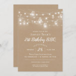 Invitation Rustic String Lights Anniversaire Fête BBQ Invitat<br><div class="desc">Des invitations à dîner au barbecue sur mesure et abordables avec un modèle facile à utiliser pour la personnalisation. Ce design rustique chic présente des brins de lumières à cordes brillantes et des jarres de maçon sur un arrière - plan en papier imitation kraft. Personnalisez l'invitation avec les détails de...</div>