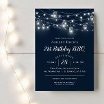 Invitation Rustic String Lights Anniversaire Fête BBQ Invitat<br><div class="desc">Des invitations à dîner au barbecue sur mesure et abordables avec un modèle facile à utiliser pour la personnalisation. Ce design rustique chic présente des brins de lumières clignotantes et des jarres de maçon sur un arrière - plan bleu marine foncé. Personnalisez l'invitation avec les détails de votre fête barbecue...</div>