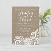 Invitation Rustic wedding Invite with lace over burlap (Debout devant)