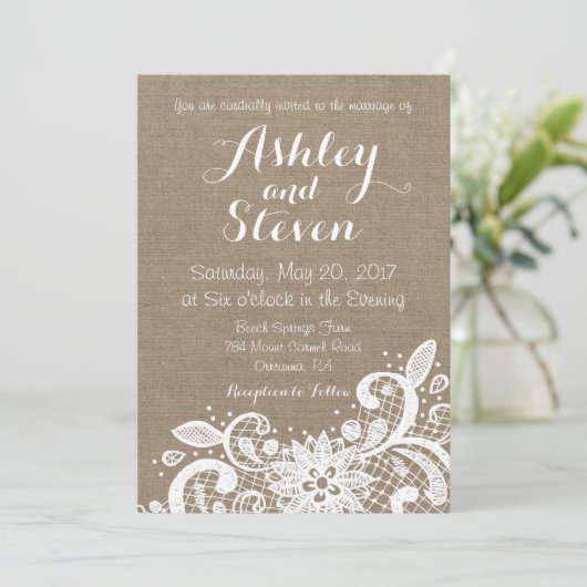 Invitation Rustic wedding Invite with lace over burlap (Debout devant)