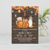 Invitation Rustic Wood Octoberfest Bière & Baby shower boutei (Debout devant)