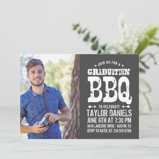 Invitation Rustique BBQ Graduation Party (Debout devant)