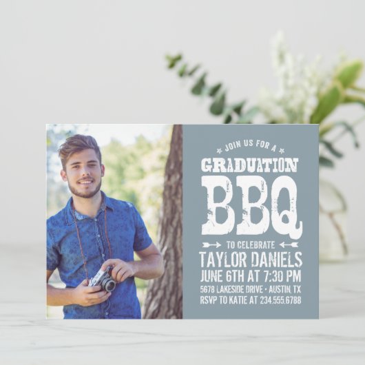 Invitation Rustique BBQ Graduation Party (Debout devant)