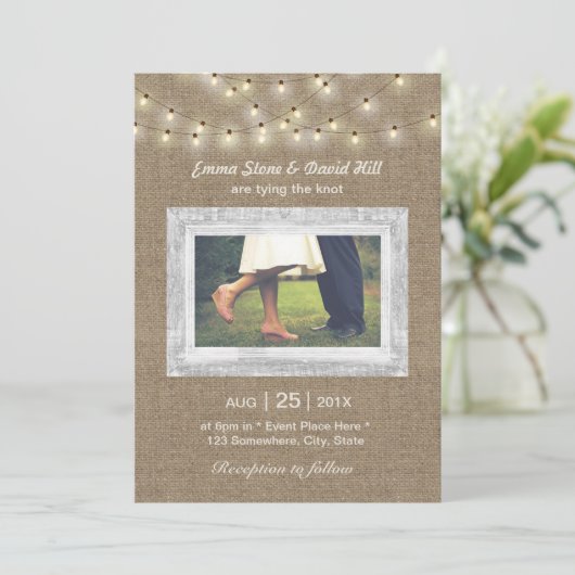 Invitation Rustique Burlap String éclaire Élégant Mariage pho (Debout devant)