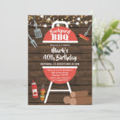 Invitation rustique d'anniversaire de BBQ de (Debout devant)