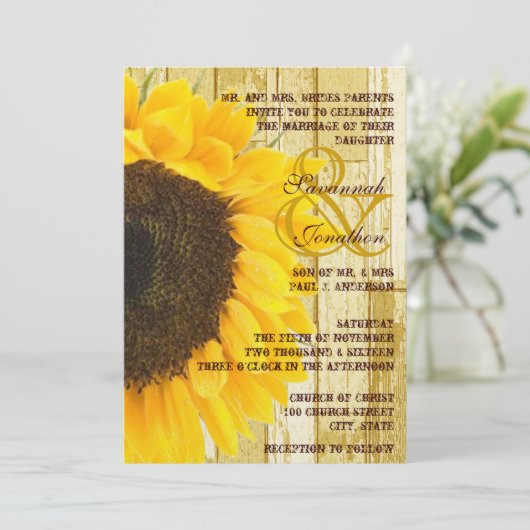 Invitation Rustique Pays Chic Grange Mariage de tournesol en  (Debout devant)