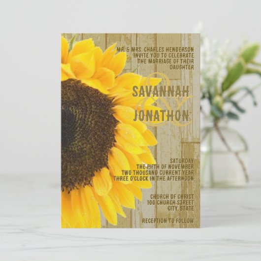 Invitation Rustique Pays Chic Grange Mariage de tournesol en  (Debout devant)