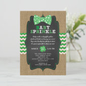 Invitation Rustique St Patrick's Day Bow Cravate bébé saupoud (Debout devant)
