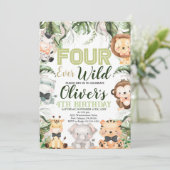Invitation Safari quatre Ever Wild, 4e Anniversaire animaux d (Debout devant)