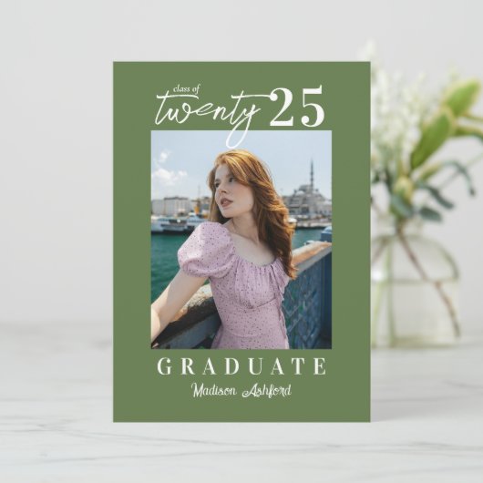 Invitation Sage de script moderne Green Photo Graduation Part (Debout devant)