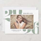 Invitation Sage Green 2025 Bold Typographie Photo Graduation (Devant)