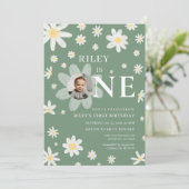 Invitation Sage Green Daisy First 1st Birthday Photo  (Debout devant)