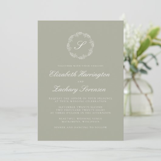 Invitation Sage Green Monogramme Wreath White Script Mariage (Debout devant)