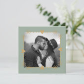 Invitation Sage Green Photo moderne Gold Hearts Mariage (Debout devant)