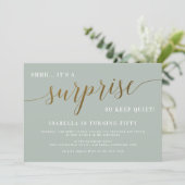 Invitation Sage moderne & Gold Script Surprise fête d'anniver (Debout devant)