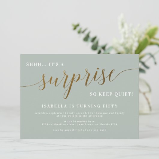 Invitation Sage moderne & Gold Script Surprise fête d'anniver (Debout devant)