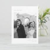 Invitation Sage Vert Minimaliste Élégant Photo Enregistrez la (Debout devant)