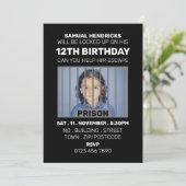 Invitation Salle d'évasion à thème de la prison, fête d'anniv (Debout devant)