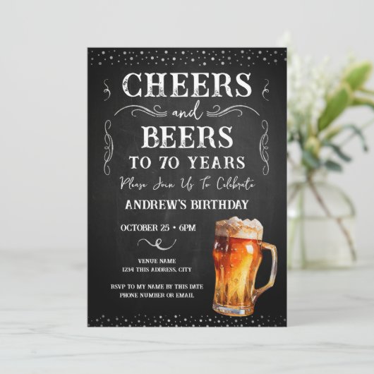 Invitation Salutations et bières 70e anniversaire Chalkboard  (Debout devant)