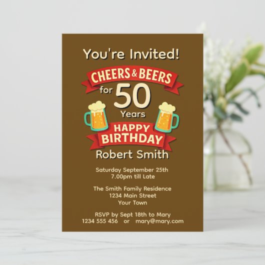 Invitation Salutations et bières pour 50 ans heureux NOM d'an (Debout devant)